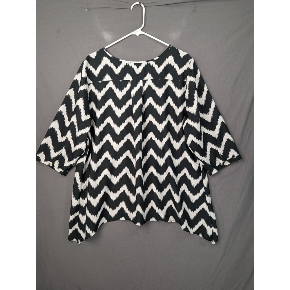 14th & Union Womens 2X Chevron Print Henley Tunic Top Black White Sharkbite Hem